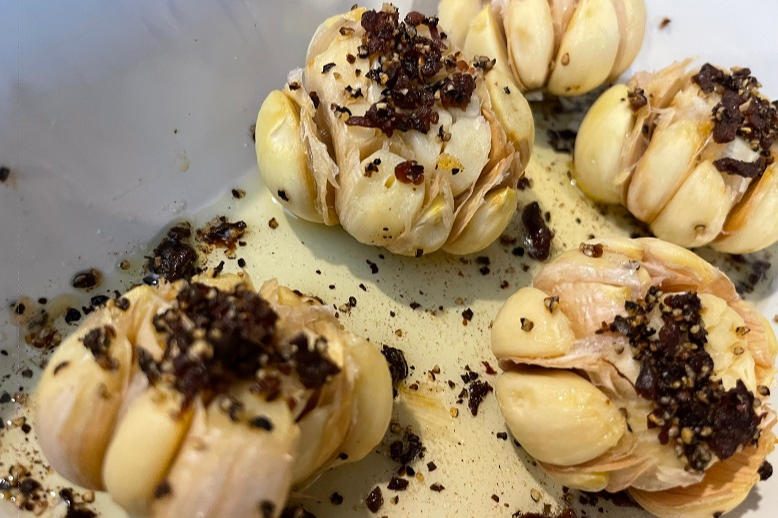 Roasted Garlic with Bacon Pepper